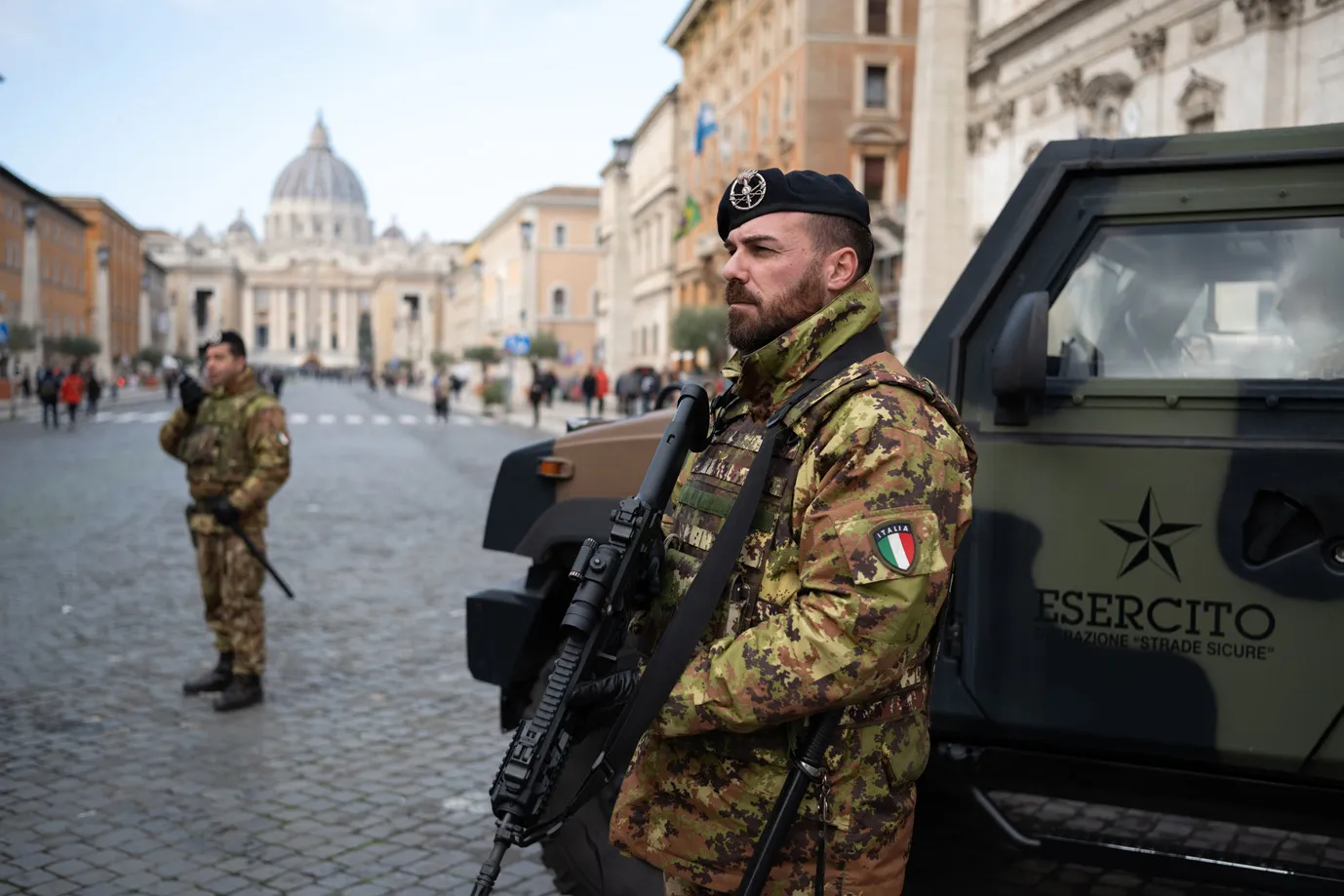 Stipendi Docenti Fermi a 1.700 Euro: Insegnanti in Attesa, Governo Meloni Prioritizza 100 Miliardi alle Spese Militari