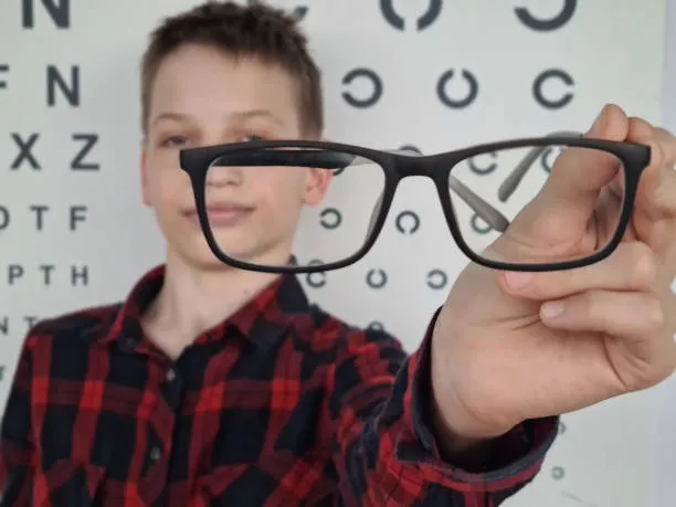 Miopia in crescita tra i giovani per l'uso di smartphone e tablet: nasce il progetto Campus Visivo nelle università