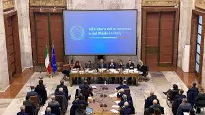 Moda italiana, Urso rilancia: aggregazioni e crescita dimensionale per vincere le sfide globali