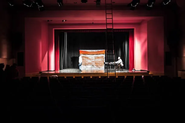 Moni Ovadia è il capitano Achab: sul palco del Carcano la caccia a Moby Dick diventa ossessione universale