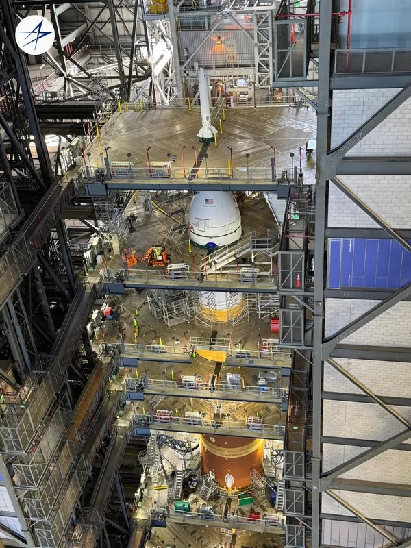 Missione Artemis II: La capsula Orion Integrity integrata con il razzo SLS della NASA. Lancio fissato a febbraio 2026
