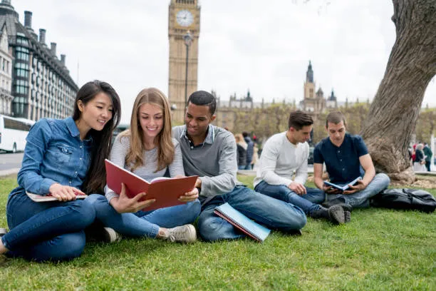 Nasce una Super-Università in Inghilterra: Greenwich e Kent Annunciano la Fusione Ufficiale