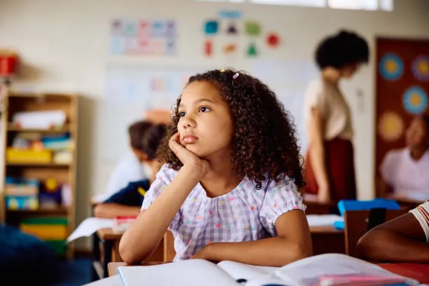 Negatività in Classe: Il Ruolo Chiave del Docente tra Conflitti, Apatia e Aggressività