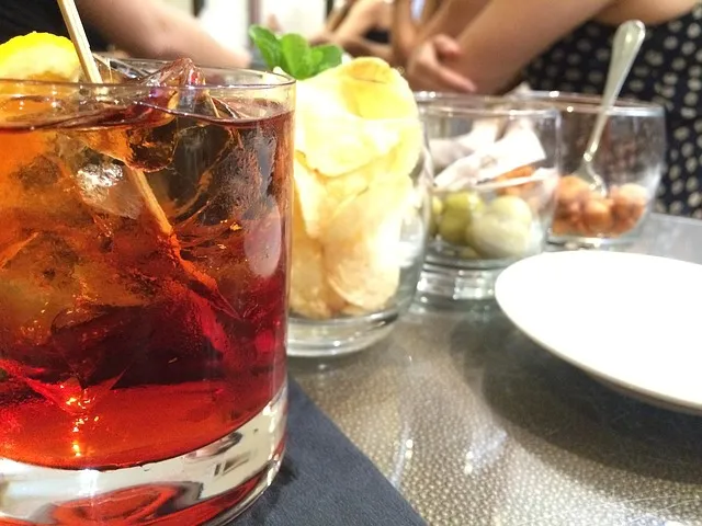 Negroni, Aperol Spritz e Americano: Il Trionfo Mondiale degli Aperitivi Milanesi