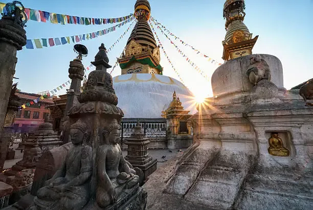 Nepal: blitz su 95 agenzie educative, ma il sistema e fuori controllo