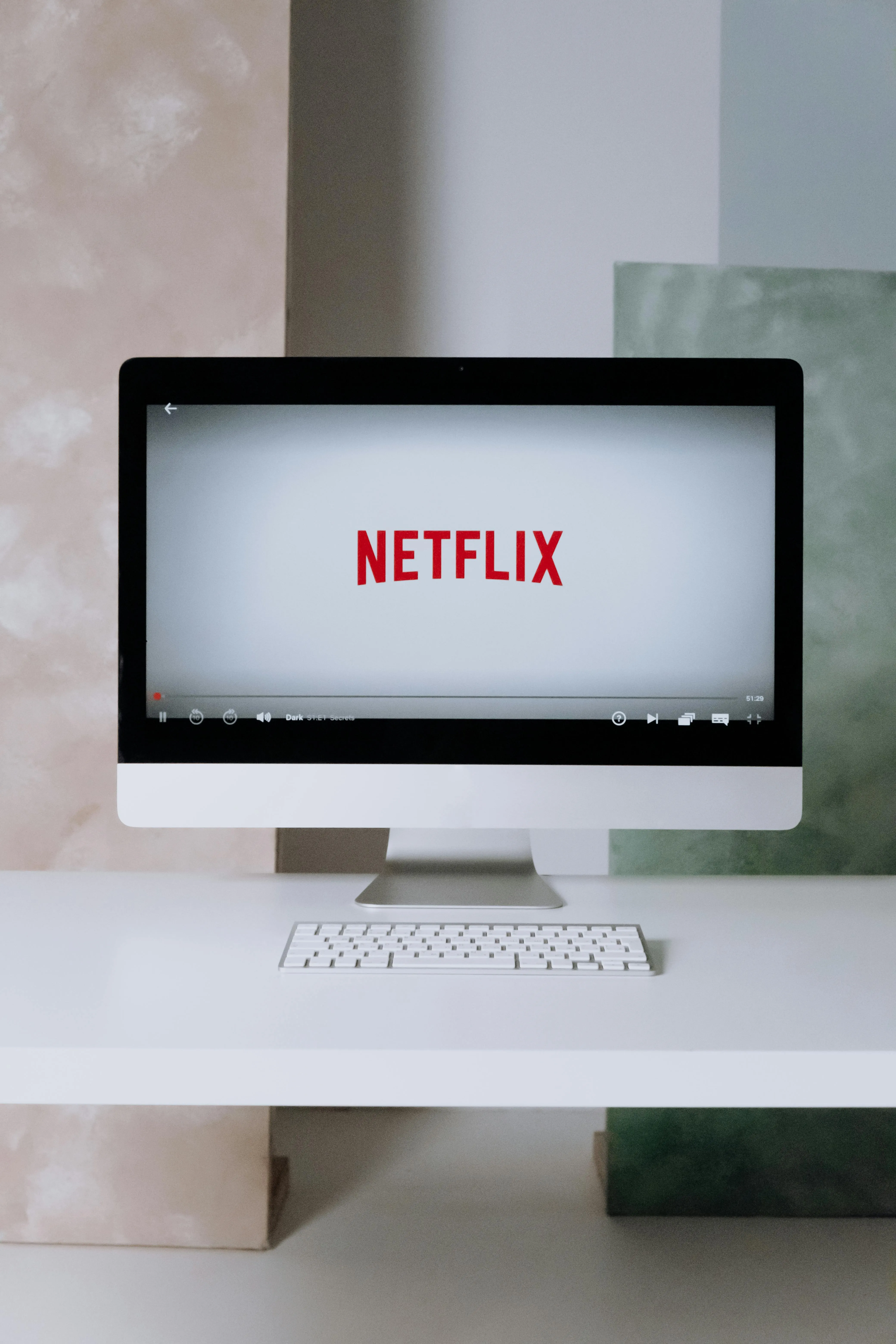 Netflix replica alle critiche: acquisizione Warner Bros. al centro del dibattito globale