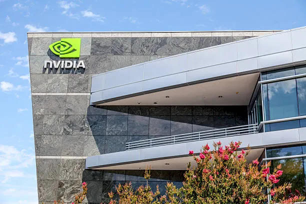 Nvidia supera i 5.000 miliardi di dollari: l’inarrestabile ascesa legata al boom dell’intelligenza artificiale