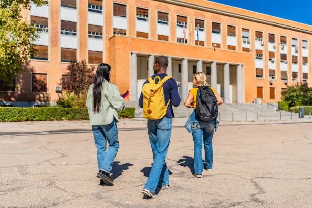 Oltre il Metal Detector: Sicurezza, Educazione e Comunità nelle Scuole di Ponticelli