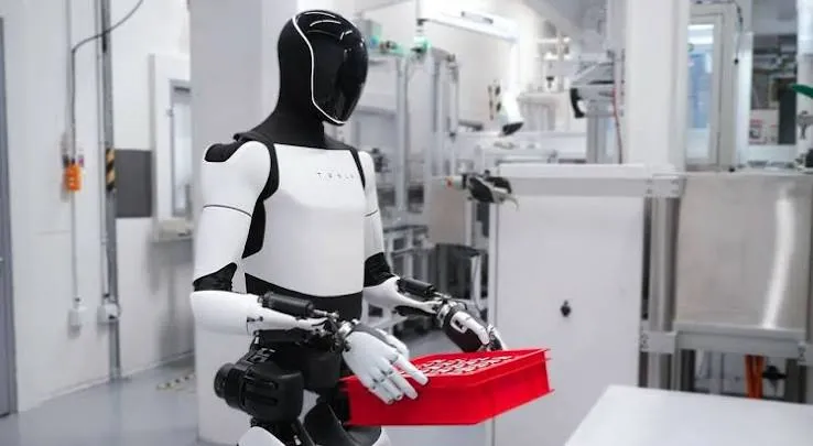 Operai Tesla non addestrano Optimus, il robot che li sostituirà