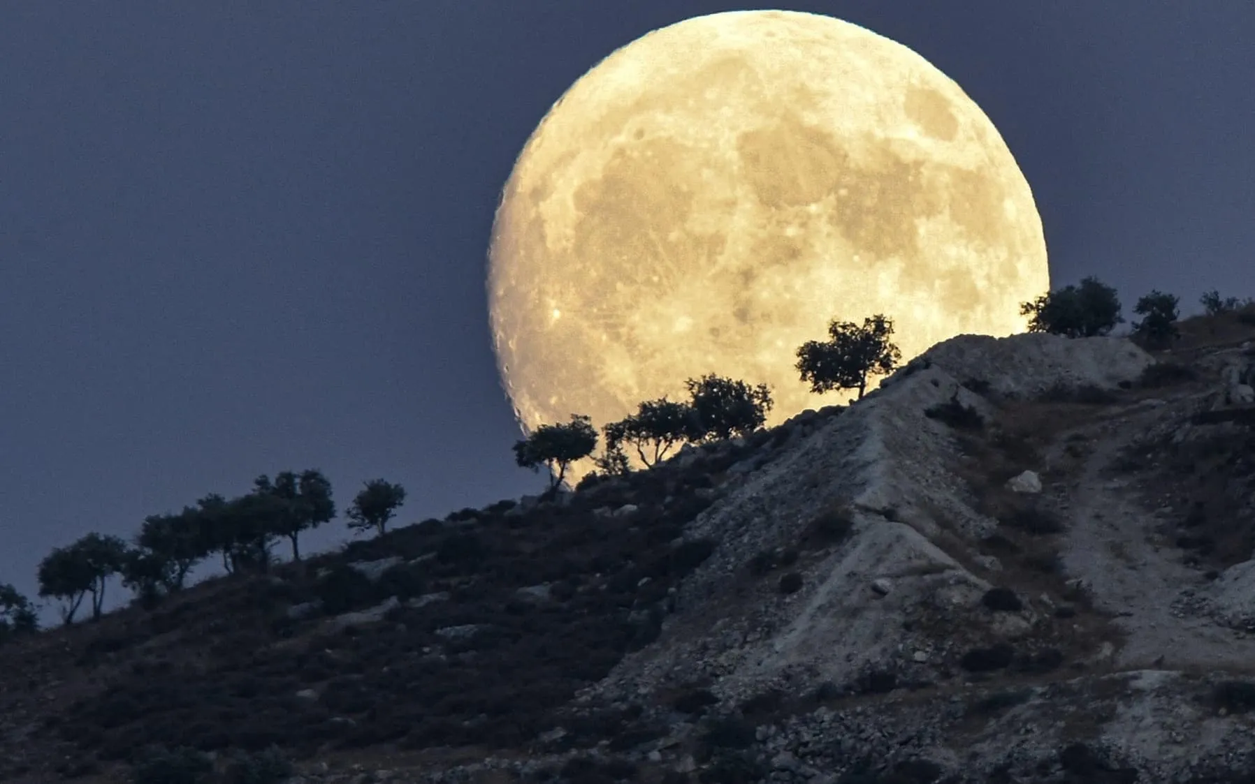 Superluna del 7 ottobre 2025: un evento astronomico atteso, visibile anche in diretta streaming