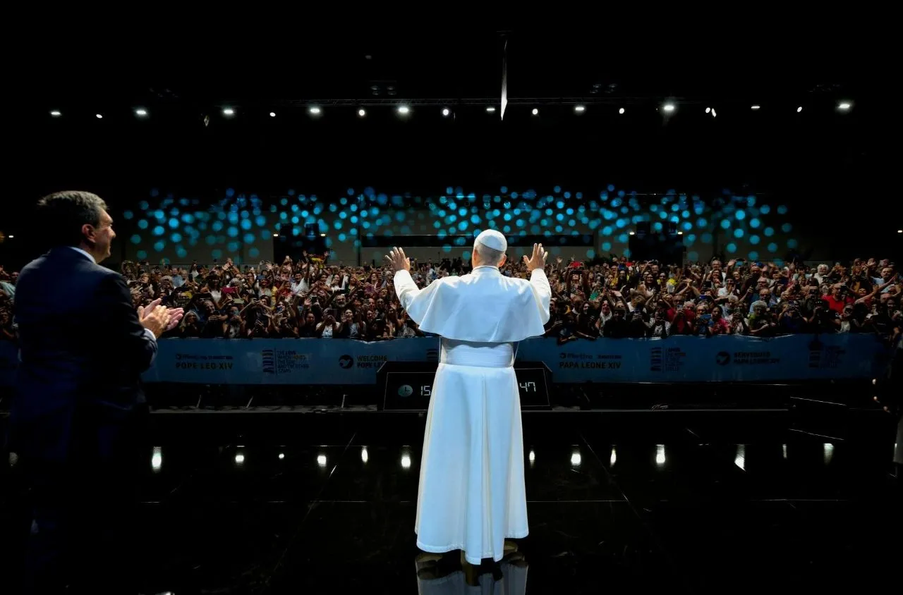 Papa Leone XIV al Meeting di Rimini: accolto da 60mila fedeli, tra cui molti giovani e giovanissimi
