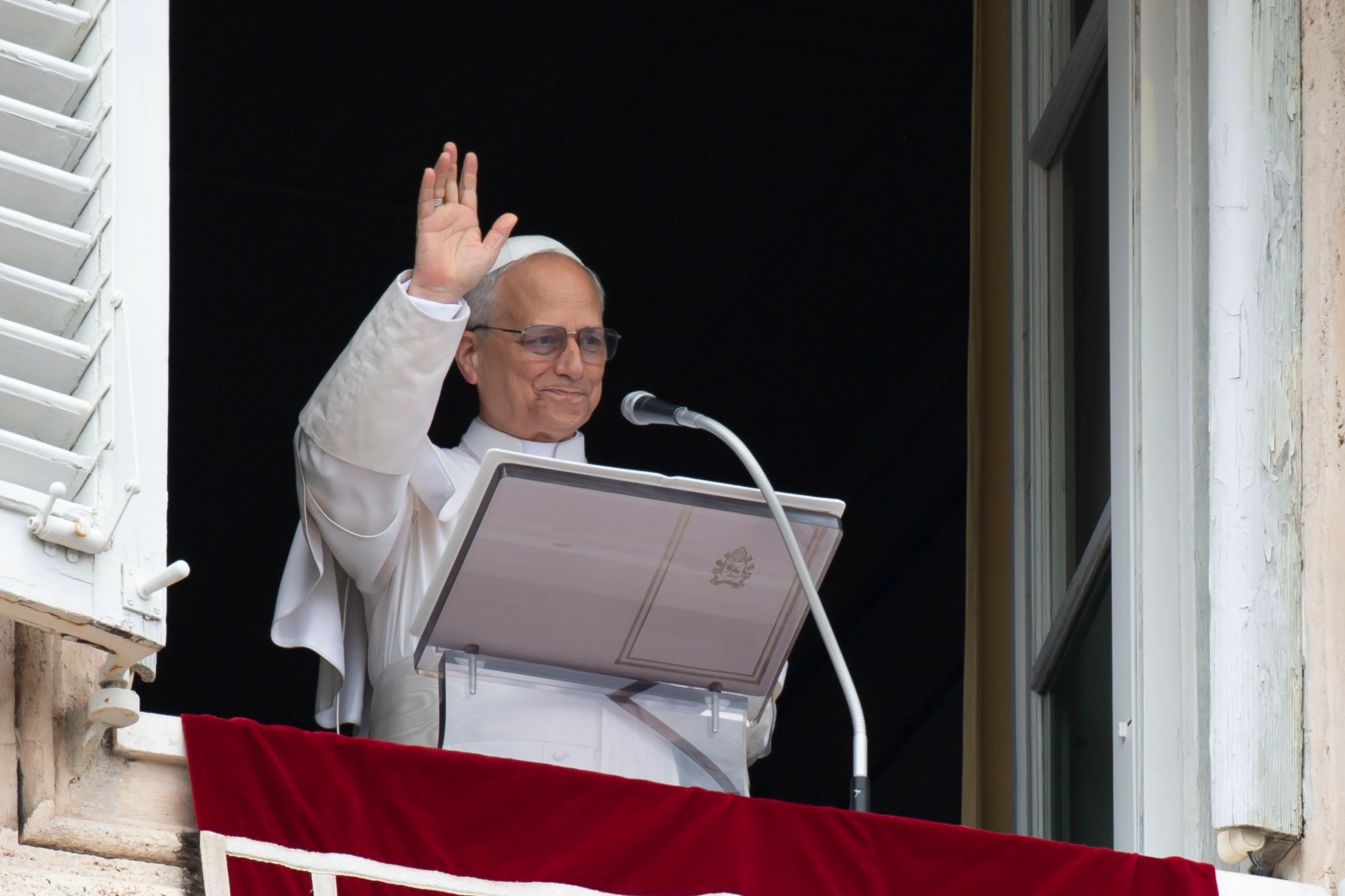 Papa Leone XIV annuncia all'Angelus che si dovrà operare per un nodulo al polmone: solidarietà di Mattarella e Meloni