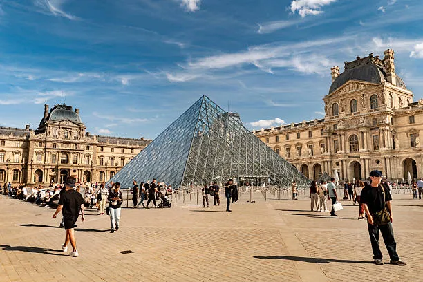 Louvre sotto accusa: la Corte dei conti francese denuncia gravi falle nella sicurezza e una gestione discutibile degli investimenti