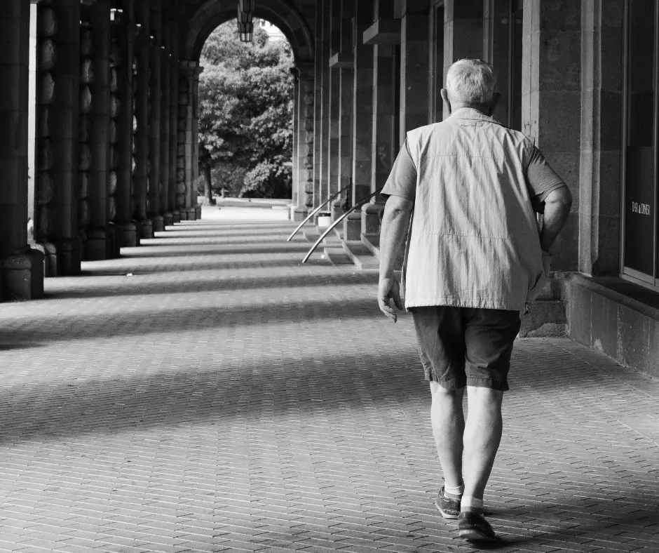 Parlare da soli non è follia: la scienza spiega perché è segno di intelligenza