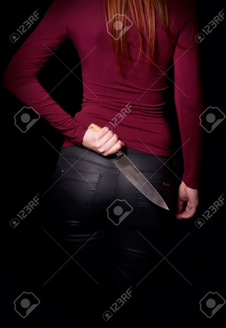 Parma, minorenne si presenta a scuola ubriaca con un coltello da 30 centimetri nello zaino: «Mi difendo così»