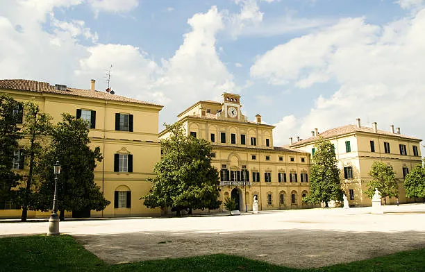 Parma, studentessa rincorsa e pestata dal branco fuori da scuola: l'allarme lanciato da un passante
