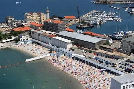 Pedocin: la spiaggia di Trieste con il muro tra uomini e donne