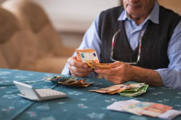 Pensione minima a 1.000 euro, perché pareggia una vita di contributi