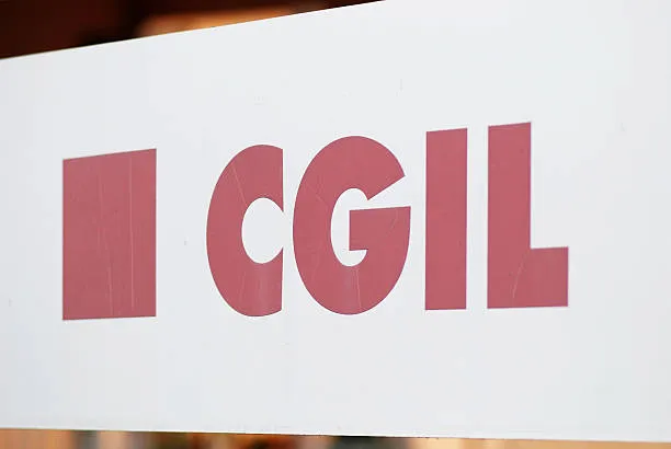 Pensioni donne, perché il gap a 1.056 euro tocca le 5 ore di cura