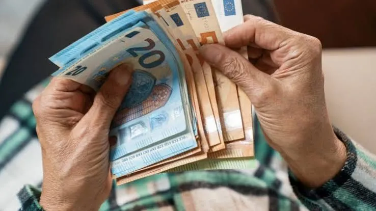 Pensioni minime a 800 euro: perché la promessa vale meno del 2001
