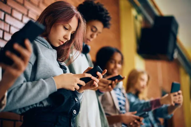 Perché il divieto dei social agli under 16 rischia di non bastare