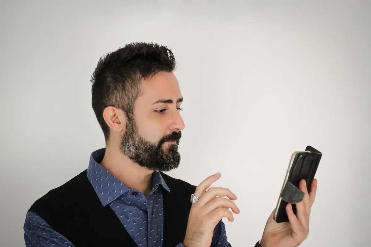 Rappresentazione degli Insegnanti sui Social: Rischi e Opportunità tra Meme e Narrativa Positiva