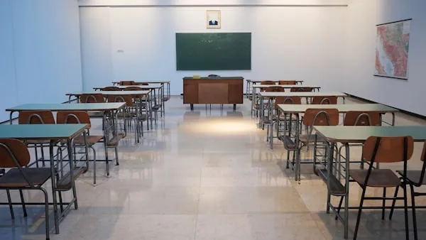 Petardi in aula e sospensione: la madre attacca la scuola sui social e viene condannata per diffamazione