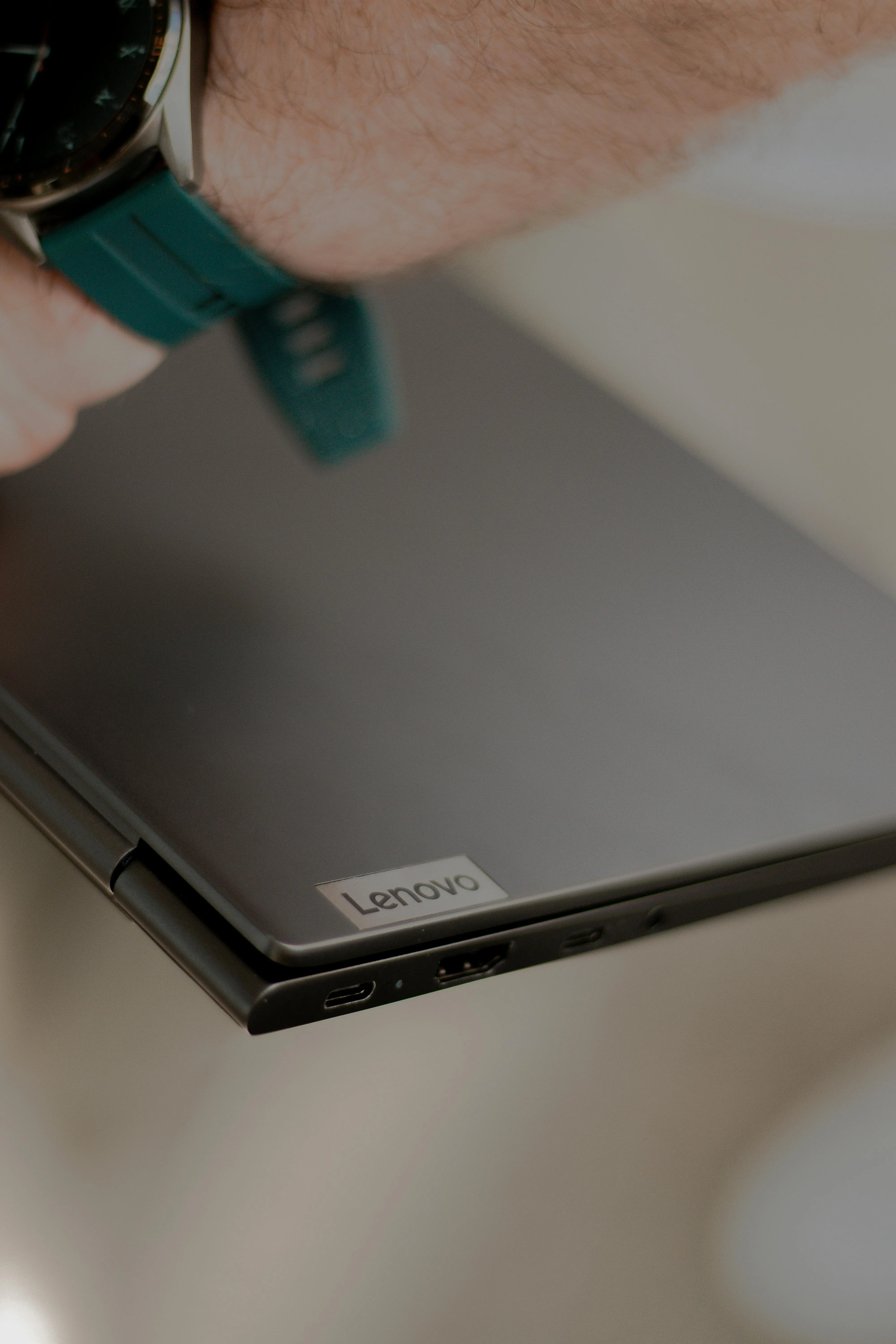 Lenovo Rafforza le Scorte di Memoria fino al 2026: Analisi di una Crisi Senza Precedenti nel Mercato dei Chip AI