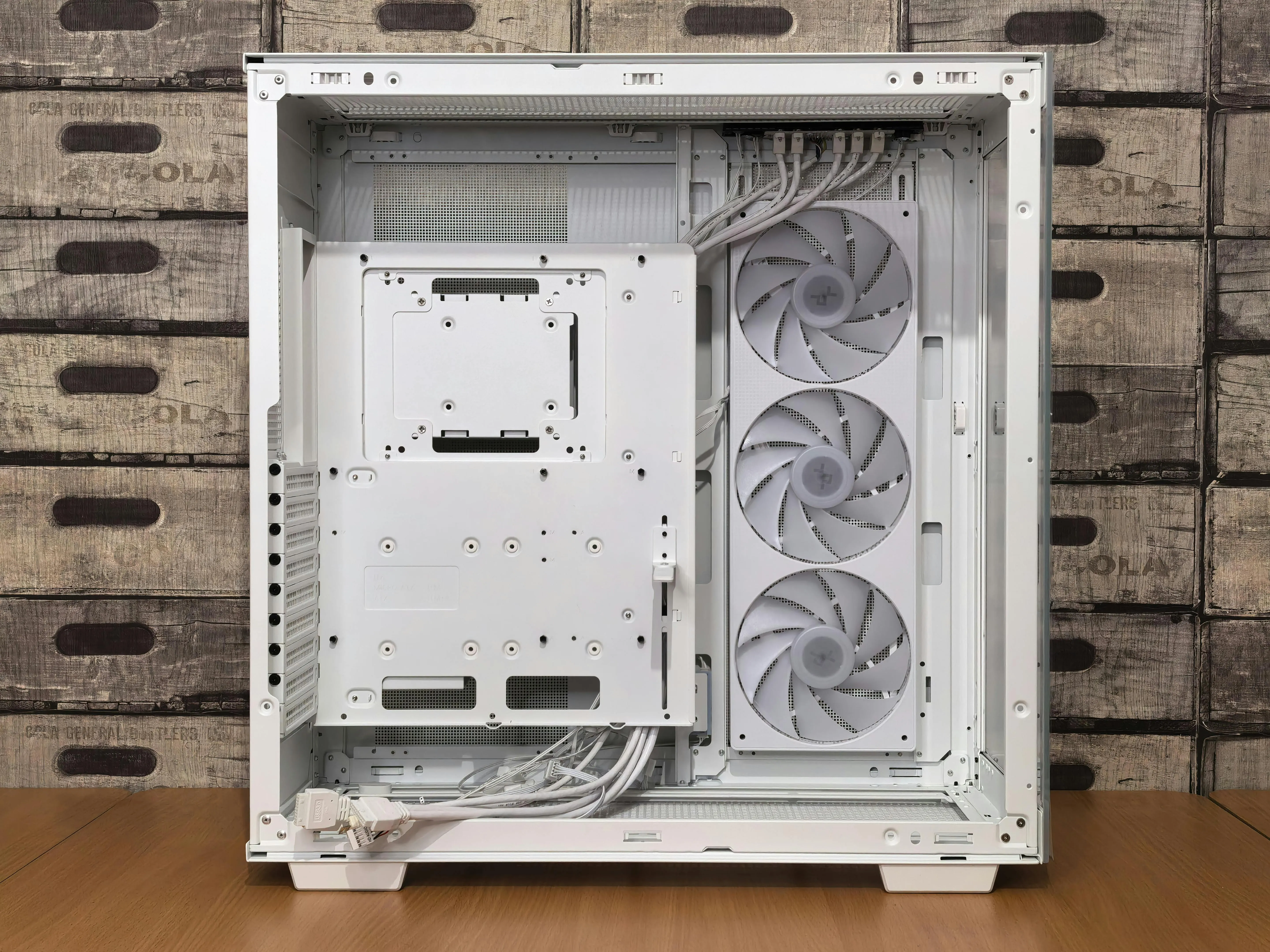 Phanteks XT View Matrix: il mid-tower con pannello LED integrato che ridefinisce l'estetica dei case gaming