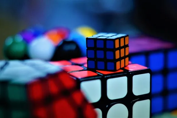Record Incredibile alla Fiera di Treviglio: Valerio Locatelli Risolve il Cubo di Rubik in meno di 7 Secondi e Conquista il Quinto Titolo Nazionale