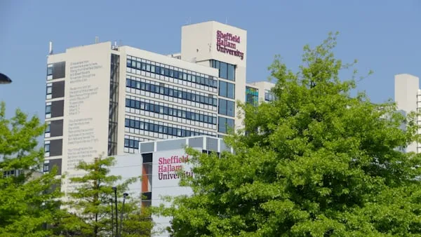 La Sheffield Hallam University e la sospensione della ricerca sugli uiguri: tra sicurezza, pressioni politiche e il crollo degli studenti cinesi