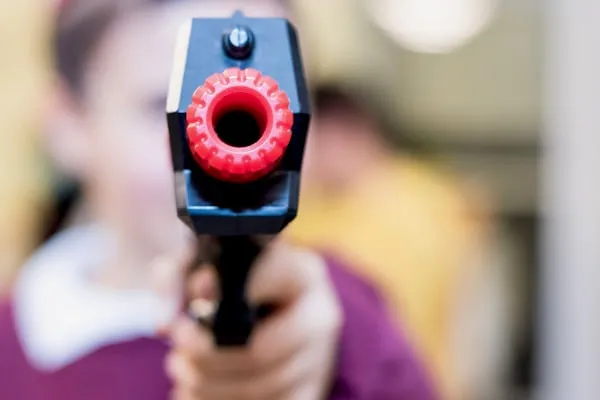 Torino, studente di quindici anni punta una pistola giocattolo al professore: scatta la denuncia e allarme sicurezza nelle scuole
