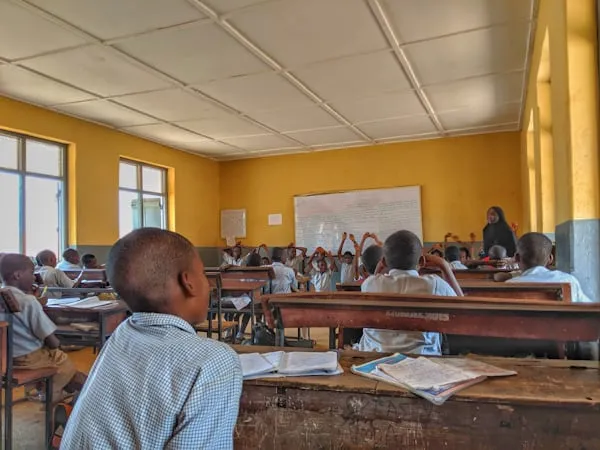 Drammatico Rapimento di Massa in una Scuola Cattolica di Papiri: 303 Alunni e 12 Insegnanti Presi in Ostaggio in Nigeria