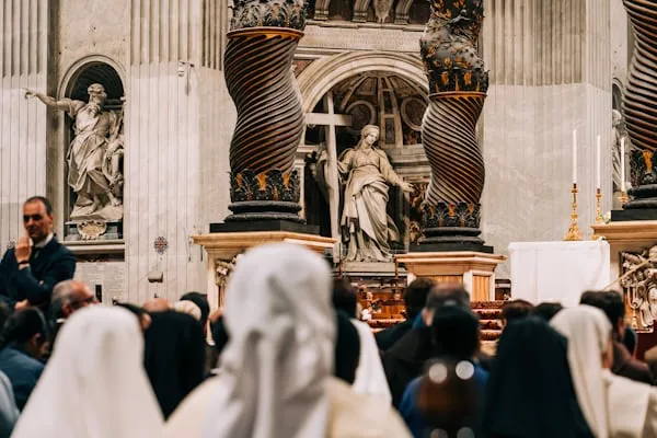 Scandalo alla Basilica di San Pietro: uomo urina sull'altare del Bernini durante il Rosario per la Pace
