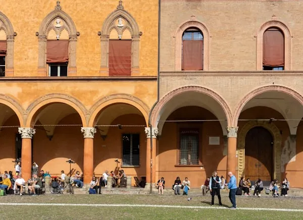 Ferrara, la proposta di intitolare un’aula universitaria a Charlie Kirk: iniziativa, controversie e reazioni