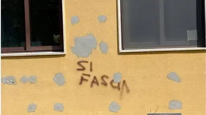 Pisa, ‘scritte fasciste’ sulla scuola, ma erano indicazioni di cantiere. L’indignazione si trasforma in gaffe