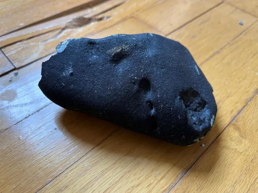 Eccezionale evento in Georgia: meteorite più antico della Terra precipita su una casa