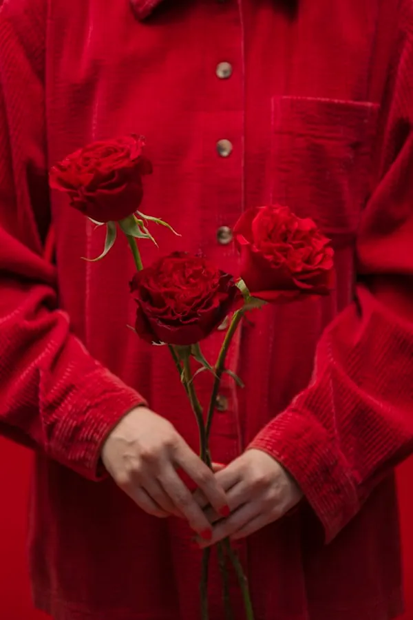 Catania in camicia rossa: uomini protagonisti contro il femminicidio con ‘Ti amo da morire’