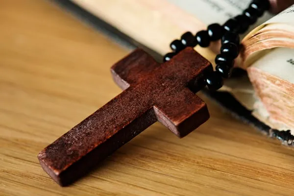 La Libertà Religiosa sotto Attacco: Analisi sulla Persecuzione dei Cristiani in Nigeria e nel Mondo