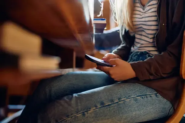 Dai Divieti alle Scelte Consapevoli: come la Scuola Trasforma il Ruolo degli Smartphone in Classe