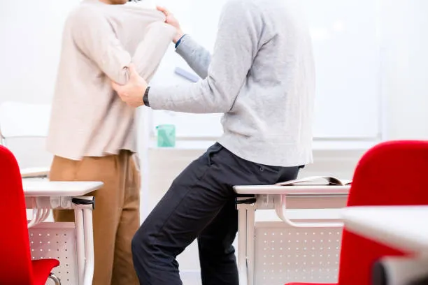 Violenza in Aula a Bologna: Professore Colpisce Studente e Rischia il Licenziamento