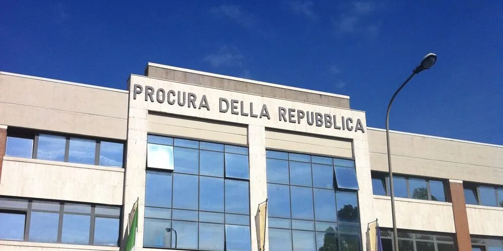 Collaboratore scolastico a Bergamo denunciato per violenza sessuale: l'appello della Procura alle possibili vittime