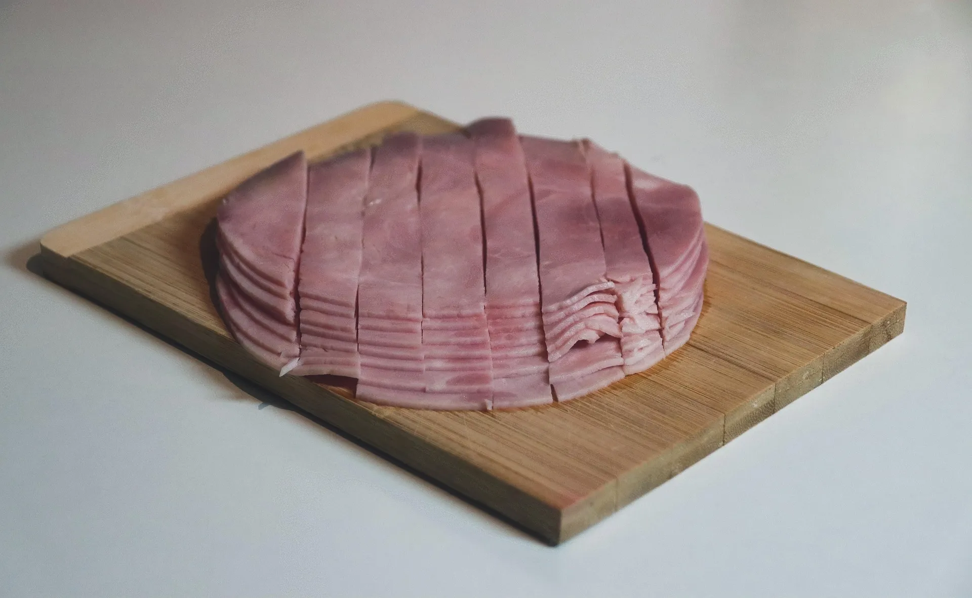 Prosciutto cotto e rischio di cancro cosa dice davvero l’OMS e perché la notizia torna a circolare
