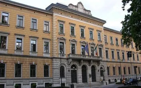Pugno al collega in aula a Trento: confermati 2 anni al docente che ha provocato un danno permanente alla vista per la vittima