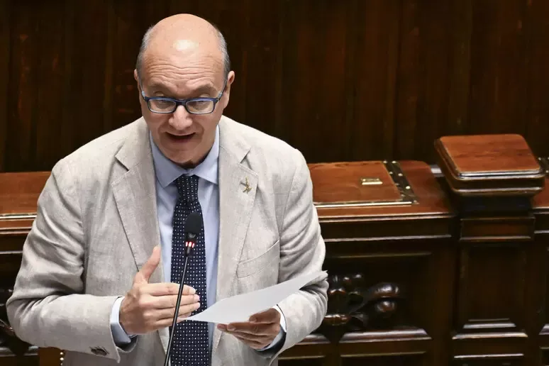 Question time alla Camera: Valditara richiama gli enti locali sull'efficientamento delle scuole e annuncia una distribuzione equilibrata degli alunni non italiani nelle classi