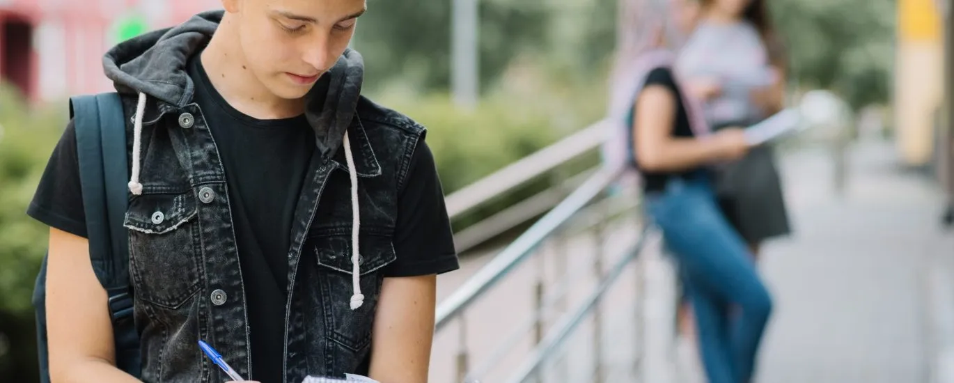 Adolescenti Italiani tra Social, Incertezze sul Futuro e Sogni di Stabilità: Il Quadro dell’Indagine Iard 2025