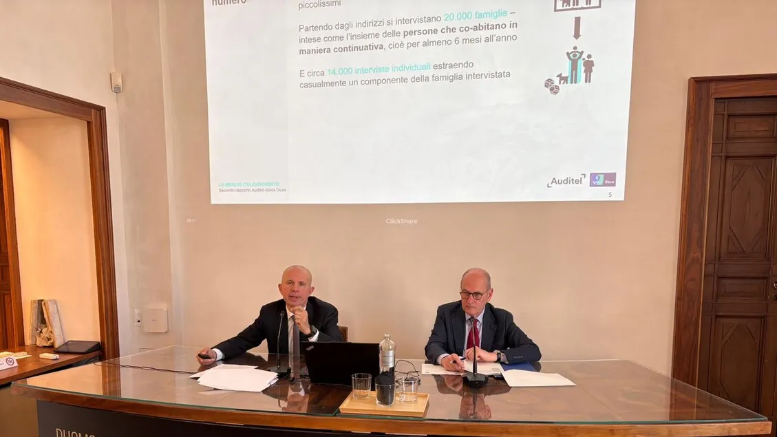 Rapporto Auditel-Ipsos 2026: i giovani tra i 18 e i 34 iperconnessi, ma non abbandonano la televisione