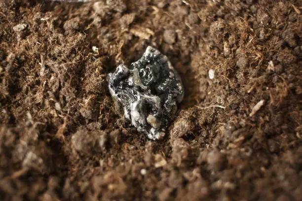 Prezzo dell’ittrio alle stelle: come la crisi delle terre rare minaccia il mercato globale dei chip