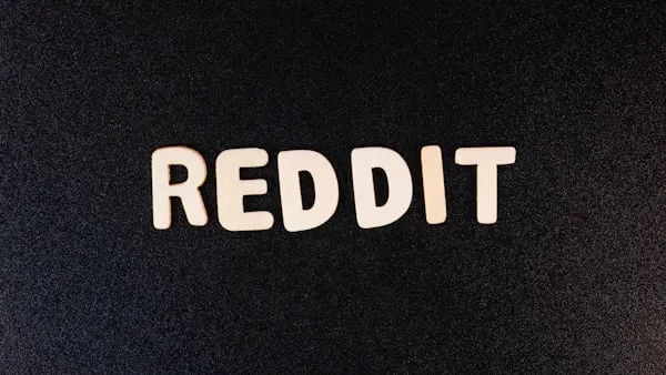 Reddit sperimenta il badge di verifica grigio: cosa cambia per giornalisti, brand e figure pubbliche