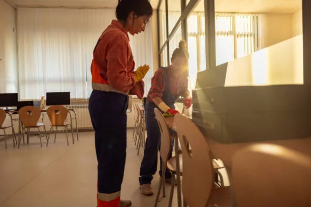 Referendum 2026, scrutatori ripuliscono l'aula scolastica a Olmo di Arezzo: "I bambini devono trovare tutto in ordine"